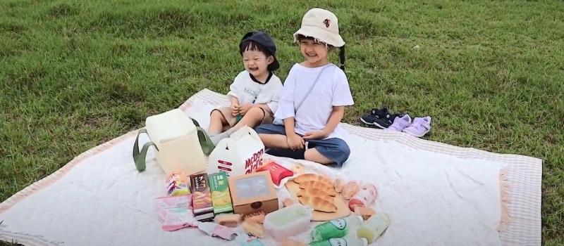 日本 IFME 輕量機能童鞋 feat.瓜妞瓜仔-草地野餐及濕地挖貝殼初體驗